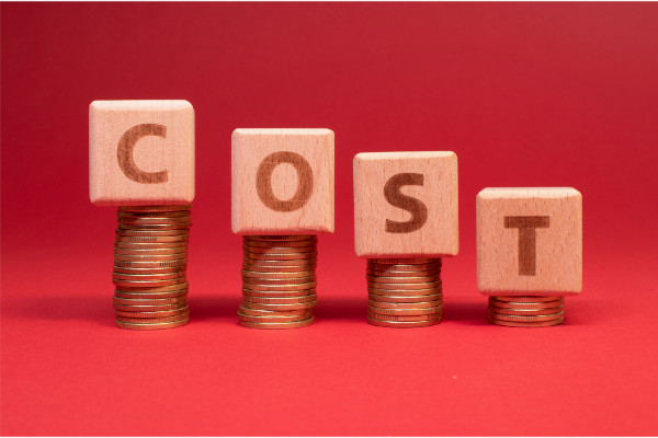 image showing decreasing costs in the attempt to maximize ROI in marketing